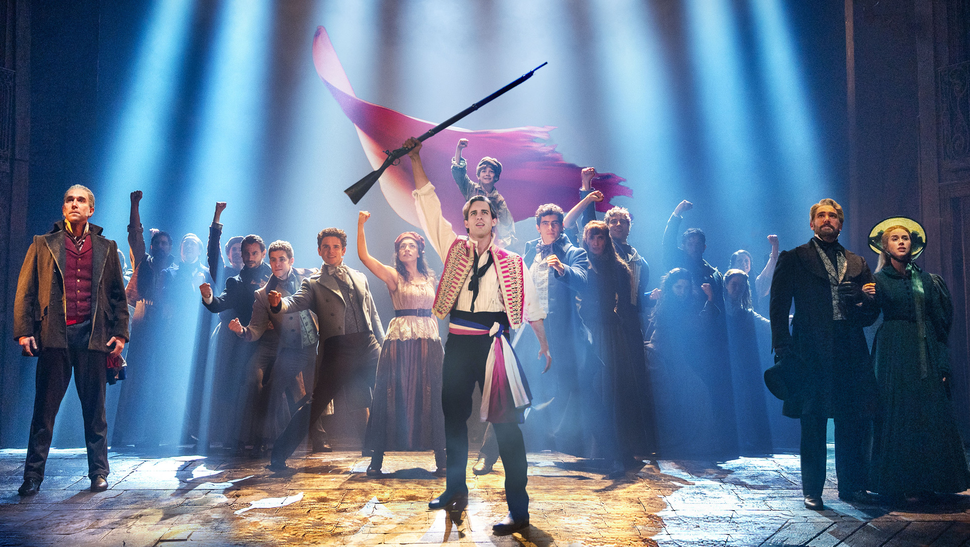 https://ecientradasproprofd-asf0hegvb5f9aegc.a03.azurefd.net/image_uploads/attachments/000/018/508/Sale-el-Sol.-Los-Miserables-Elenco.-Foto-Gavy-Merz.jpg